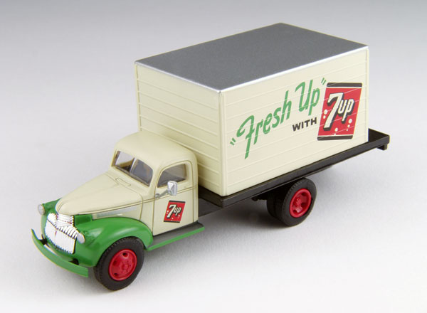 CLASSIC METAL WORKS 7UP Soda - 1941/46 Chevrolet Box Truck ( HO Scale )