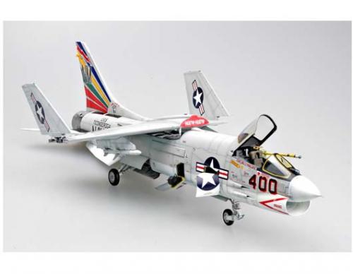 Trumpeter  F-8E CRUSADER 