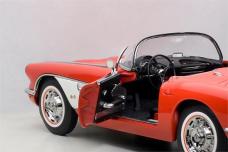 MINTMODELCORVETTEAUTOART71148PIC5.JPG